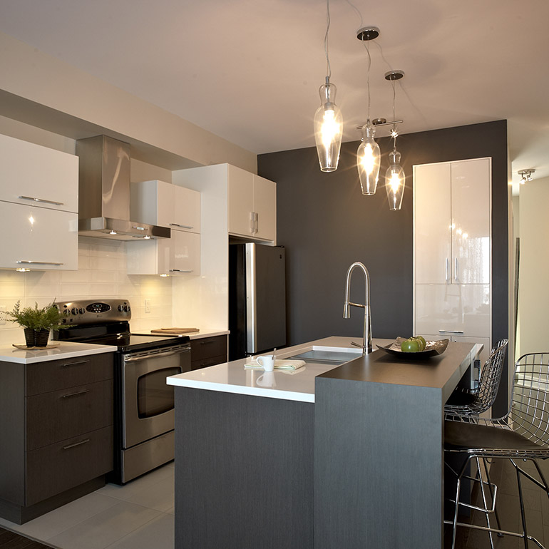 Cuisines Beauregard | Cuisine style contemporain avec armoires en thermoplastique blanche et mélamine brun chocolat
